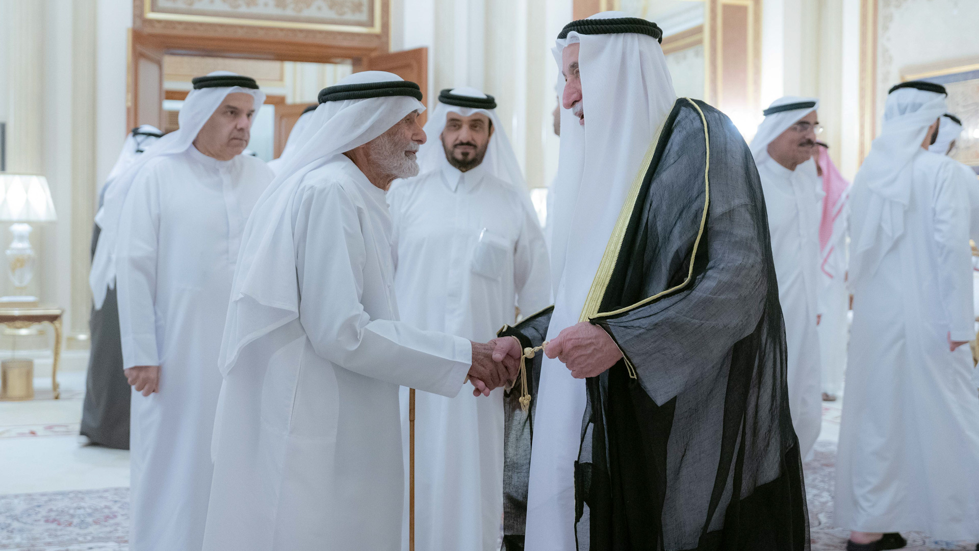 حاكم الشارقة يتلقى تهاني سفير اليمن وكبار المسؤولين بالشهر الفضيل 