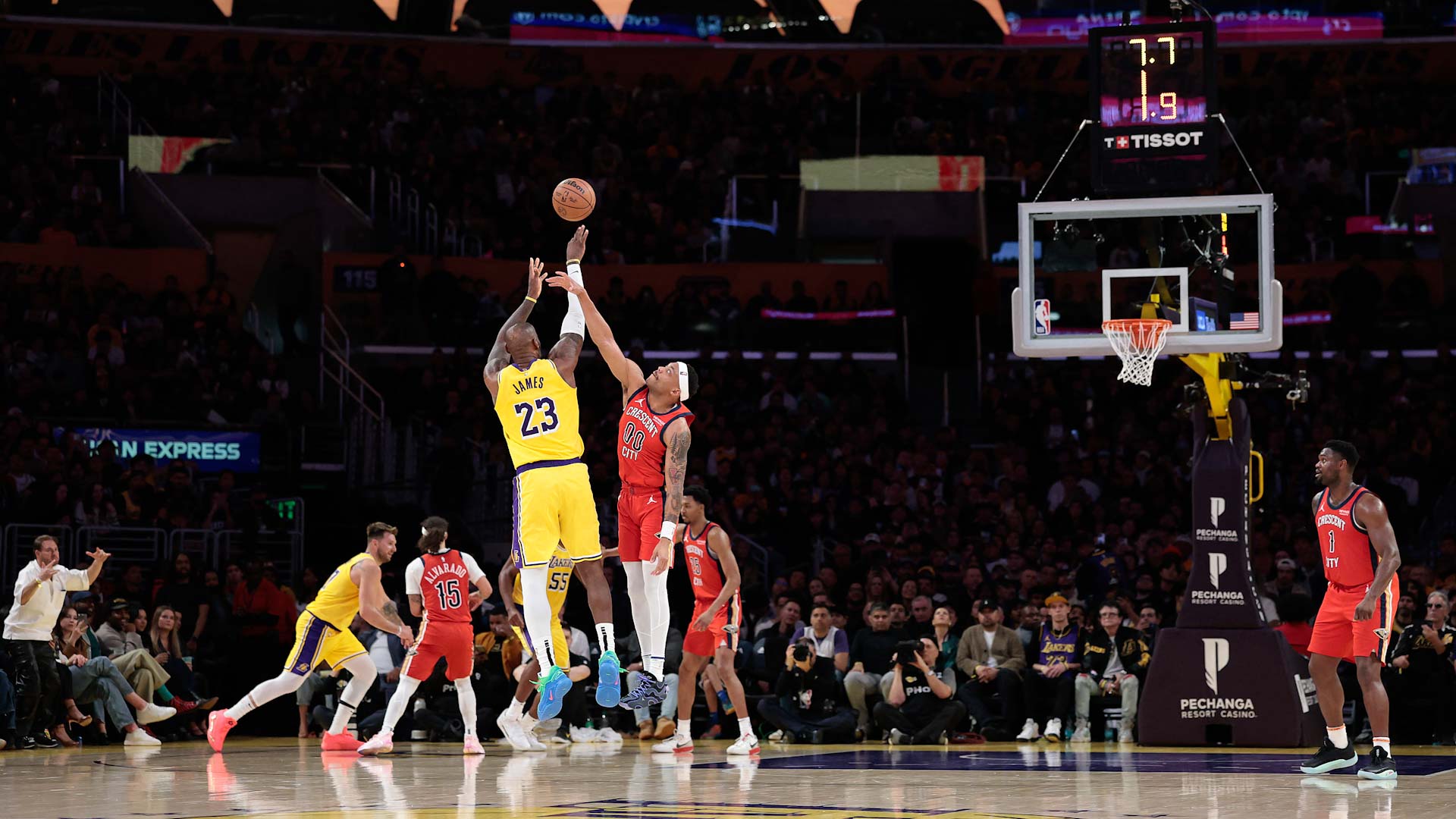 صورة بعنوان: جيمس يتجاوز حاجز الـ50 ألف نقطة ويقود ليكرز لفوز جديد 