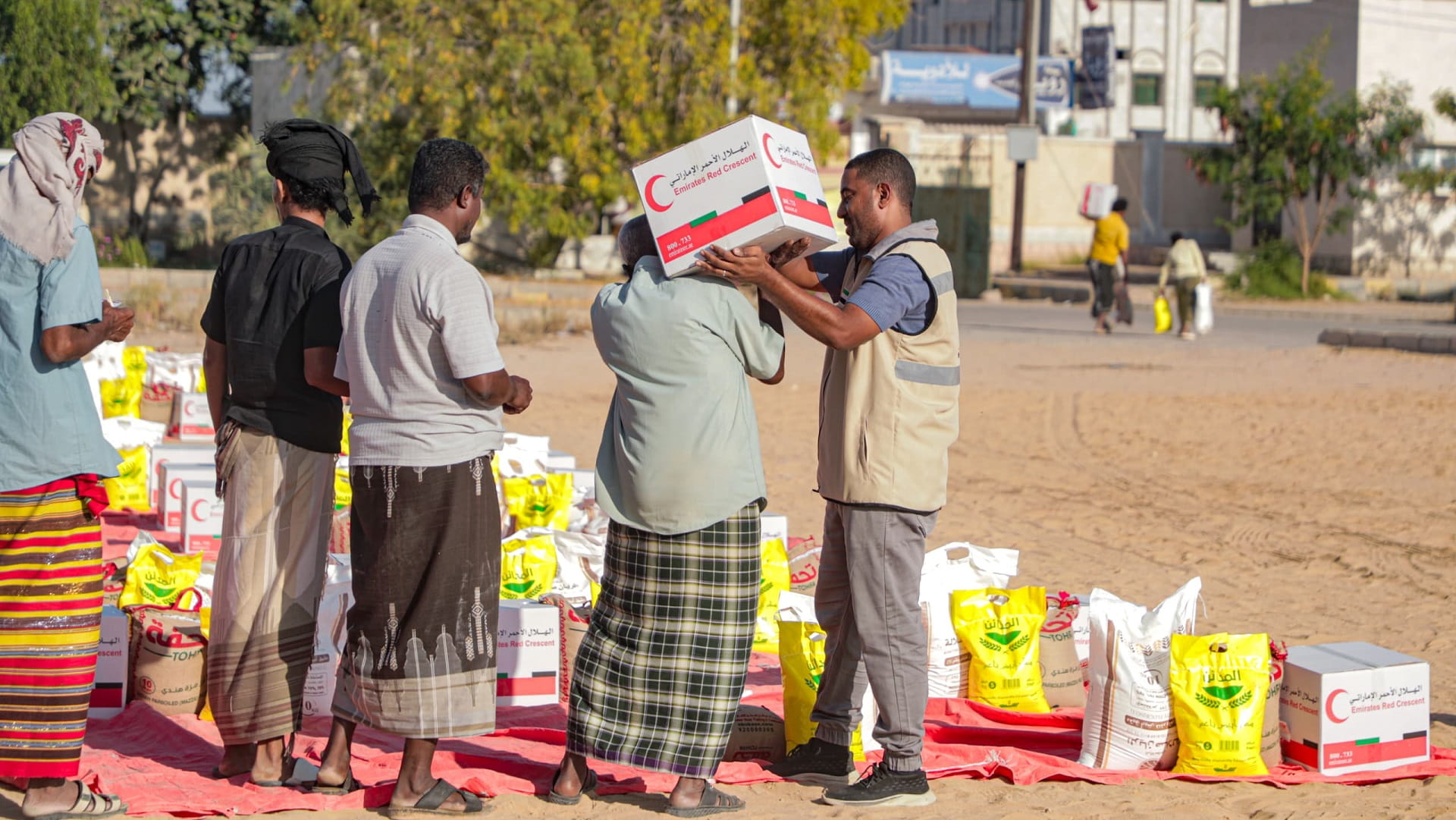 صورة بعنوان: "الهلال الأحمر" تدشن المير الرمضاني لدعم الأسر المتعففة في حضرموت 