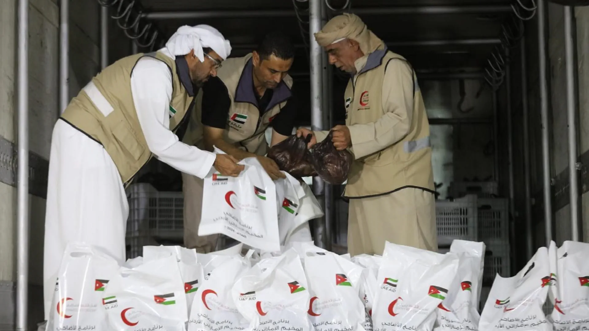 هيئة الهلال الأحمر توزع المير الرمضاني بالمخيم الإماراتي الأردني