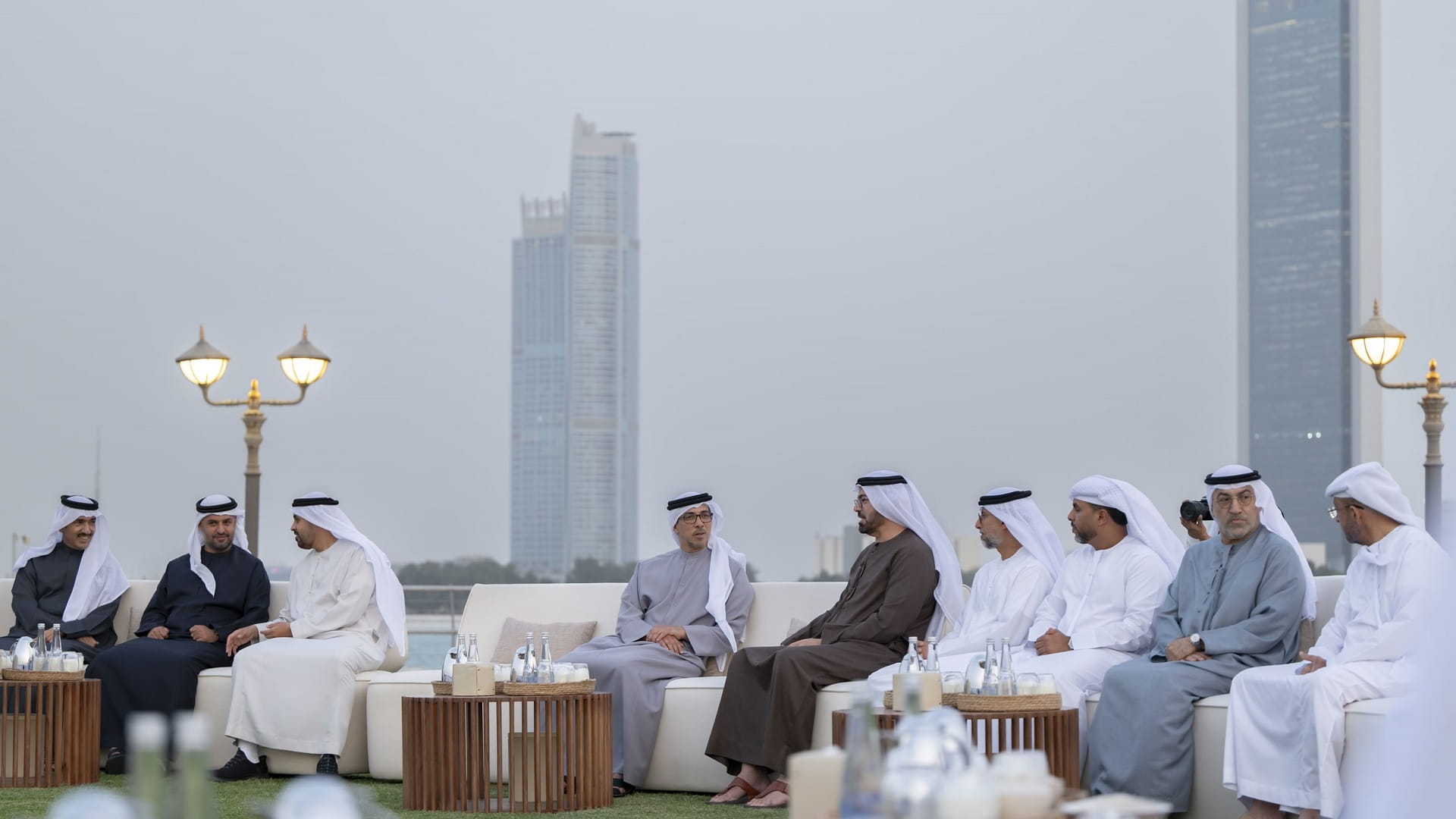 منصور بن زايد يشارك موظفي ديوان الرئاسة مأدبة الإفطار الرمضاني 