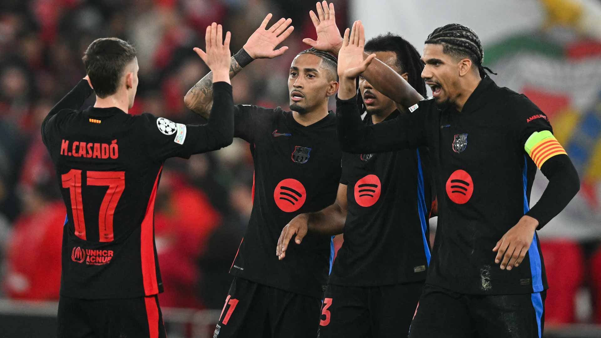 رافينيا يقود برشلونة للفوز على بنفيكا في ذهاب ثمن نهائي الأبطال