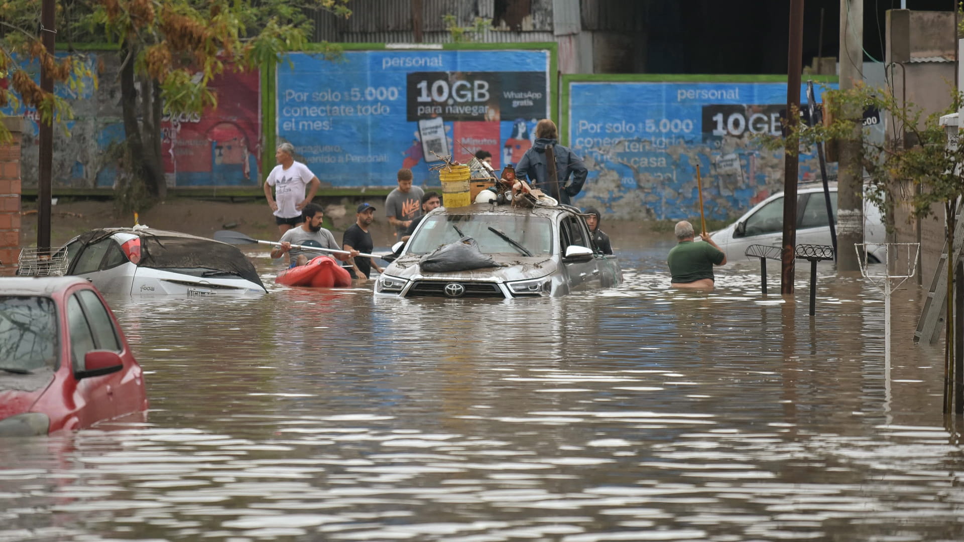  فيضانات عارمة تجتاح مدينة باهيا بلانكا الأرجنتينية وتودي بحياة 10 