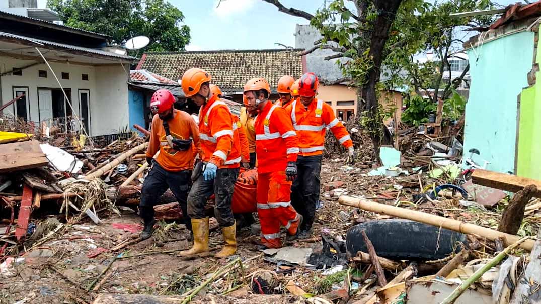 في إندونيسيا.. وفاة 3 أشخاص وفقدان 5 إثر فيضانات وانهيارات أرضية 