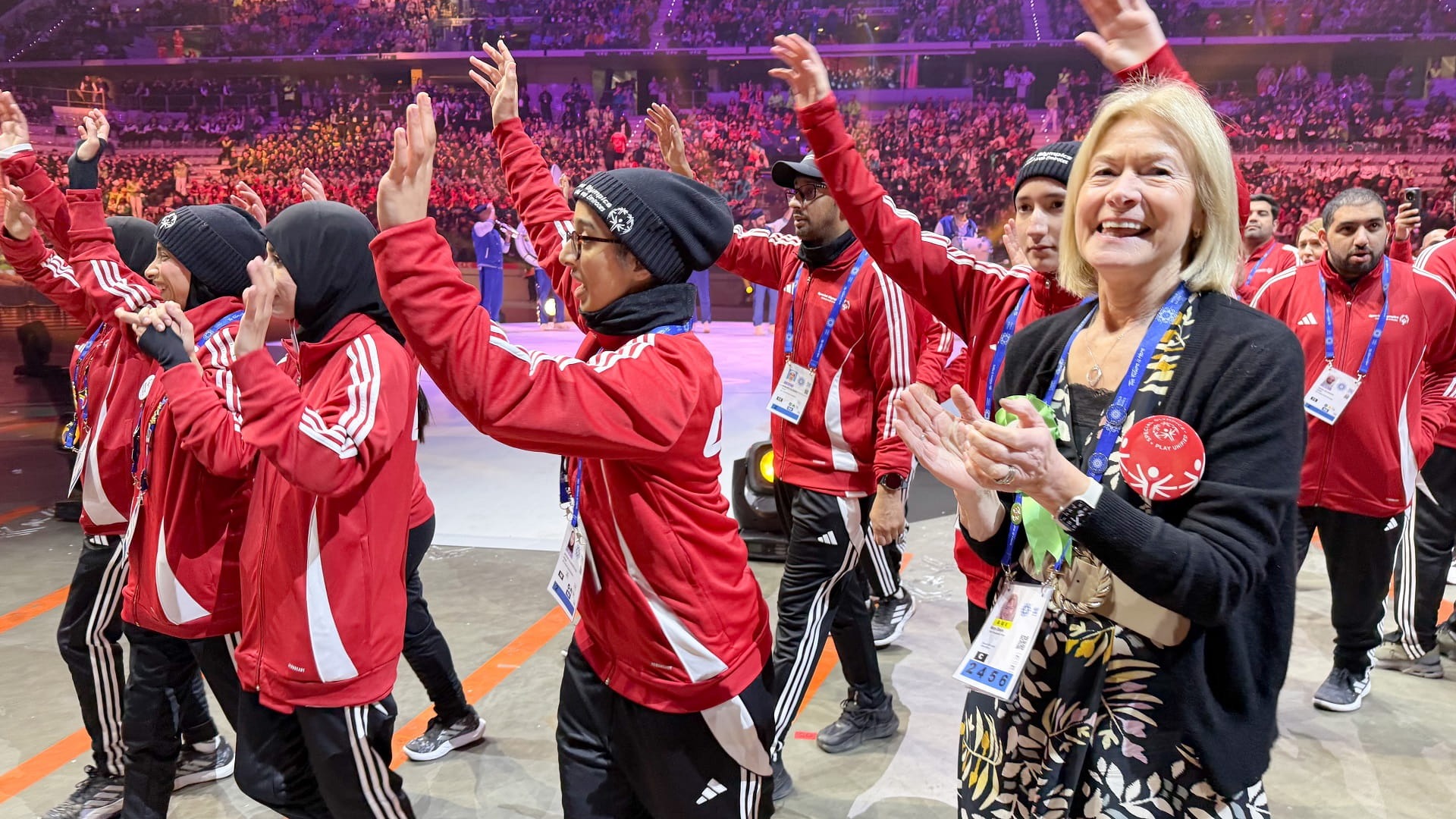 الإماراتية مينه المزروعي ترفع علم الأولمبياد بافتتاح ألعاب تورين 