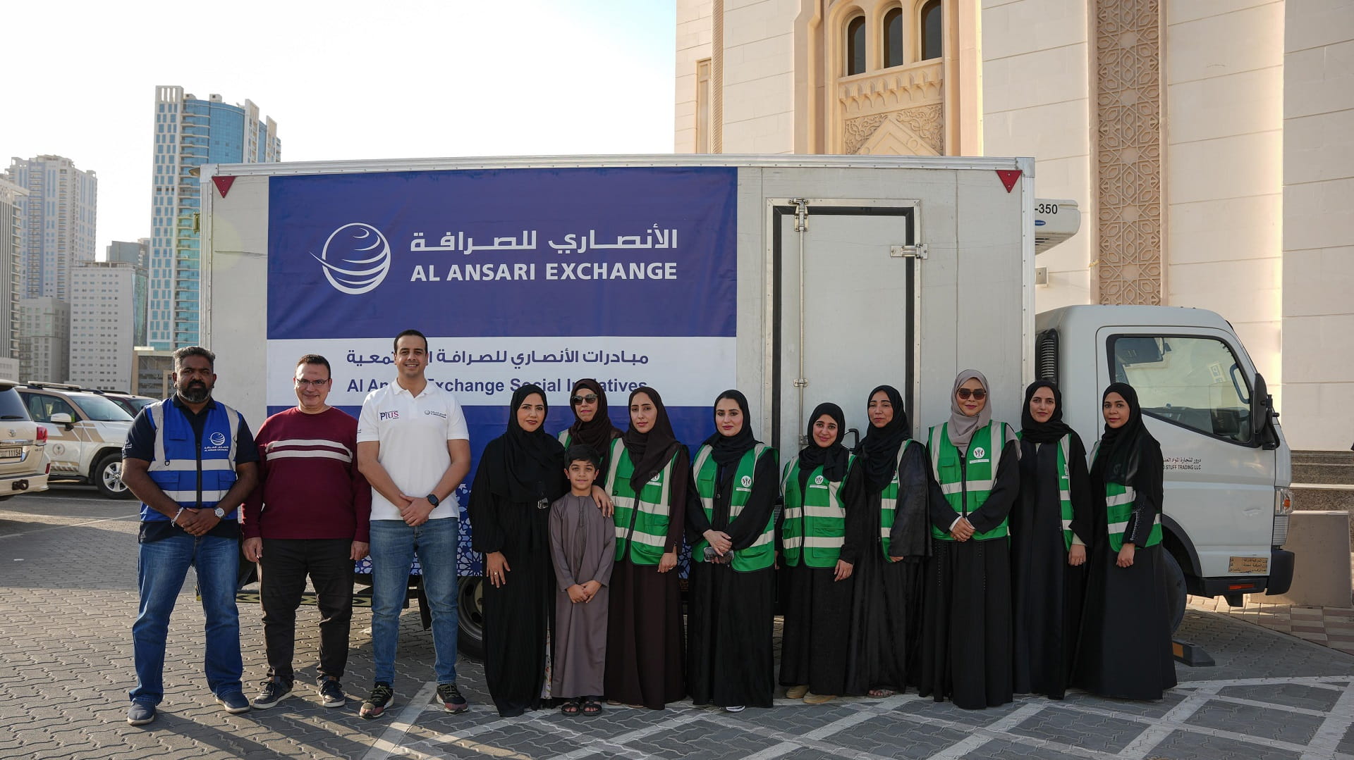 Sharjah Finance employees distribute Iftar meals to community 