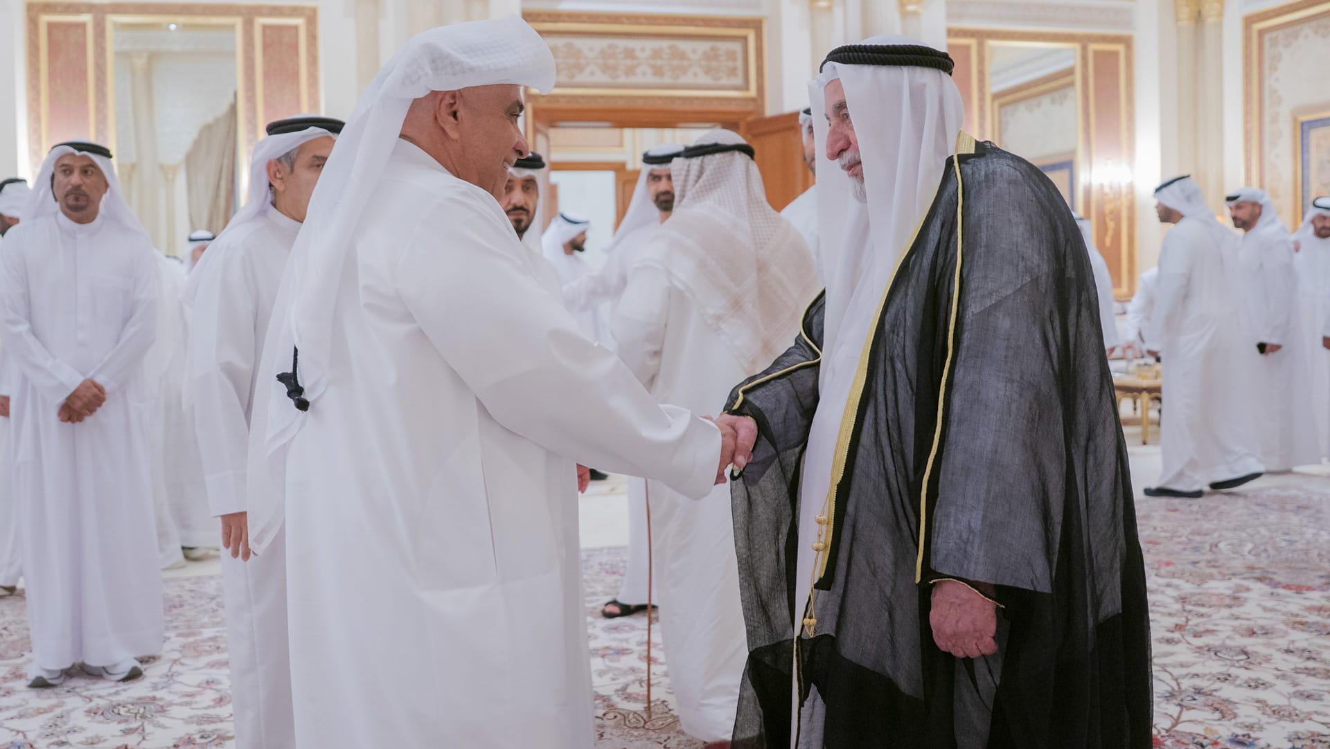 حاكم الشارقة يتلقى التهاني بشهر رمضان من وزير الثقافة والمسؤولين