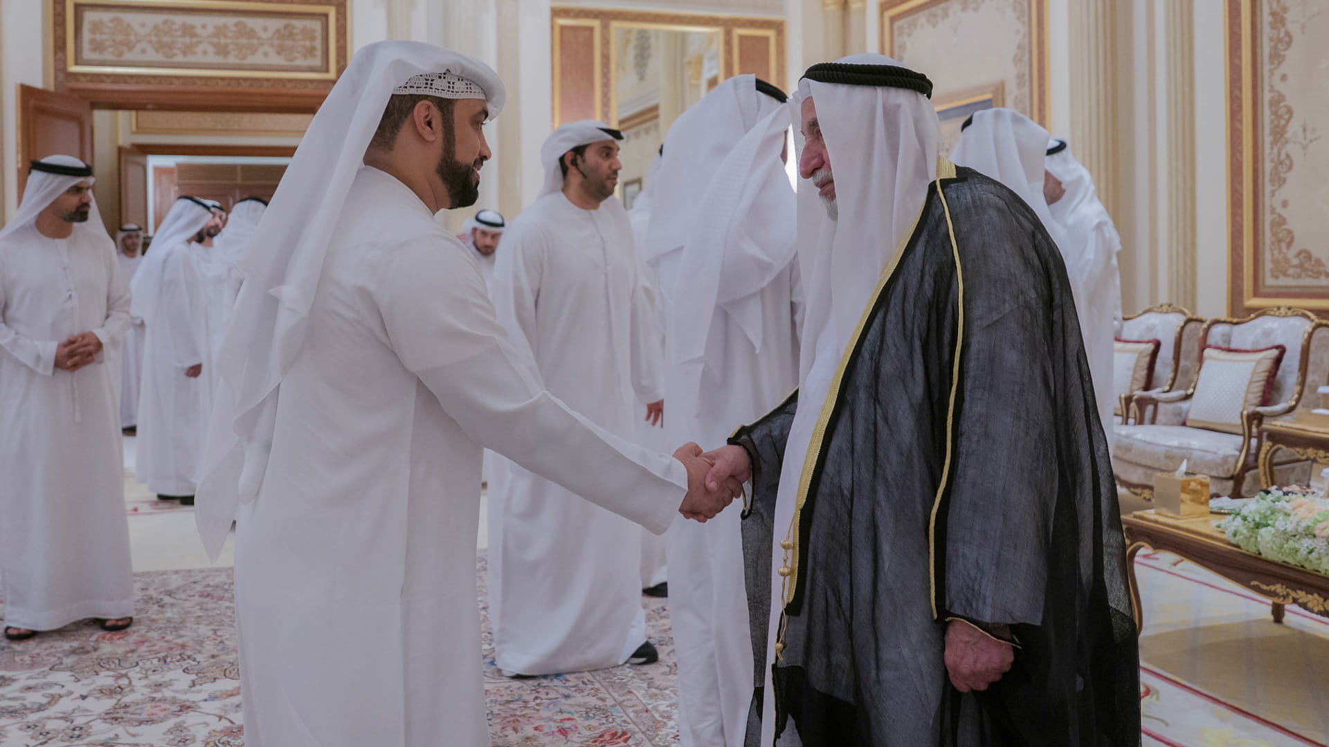 حاكم الشارقة يتلقى التهاني بشهر رمضان من وزير الثقافة والمسؤولين