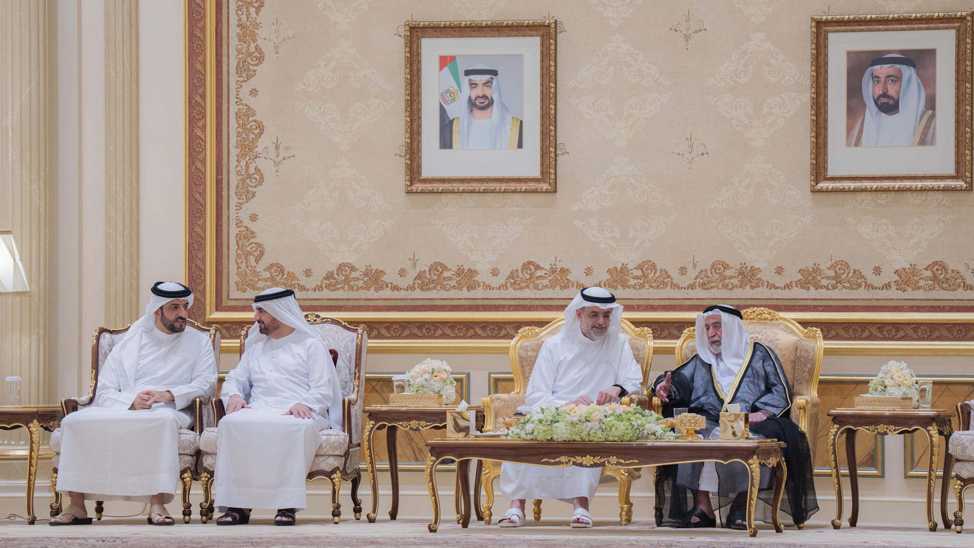 حاكم الشارقة يتلقى التهاني بشهر رمضان من وزير الثقافة والمسؤولين