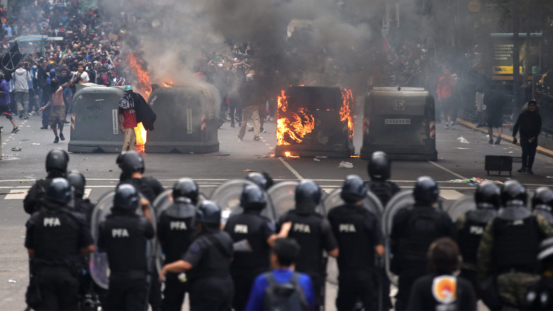 في الأرجنتين.. صدامات عنيفة بين الشرطة ومتظاهرين تخلف 20 جريحاً