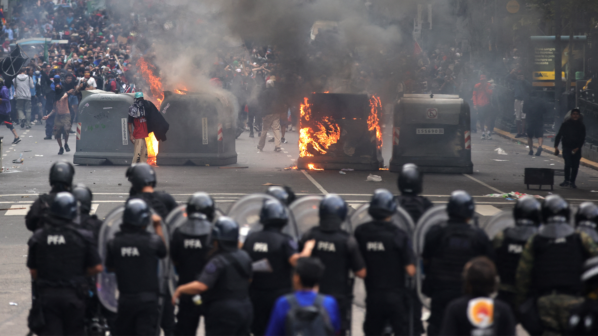 في الأرجنتين.. صدامات عنيفة بين الشرطة ومتظاهرين تخلف 20 جريحاً