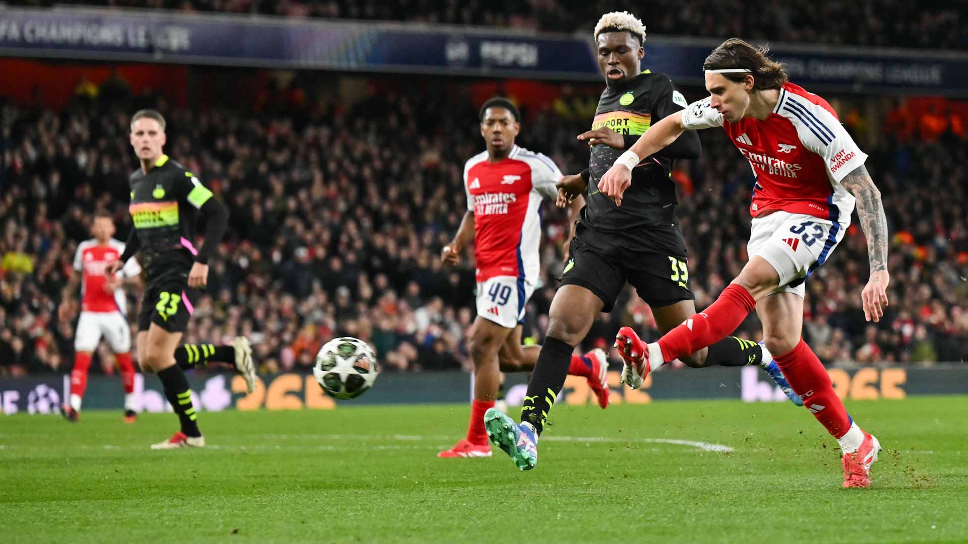  أرسنال يحجز مقعداً له في ربع نهائي الأبطال 