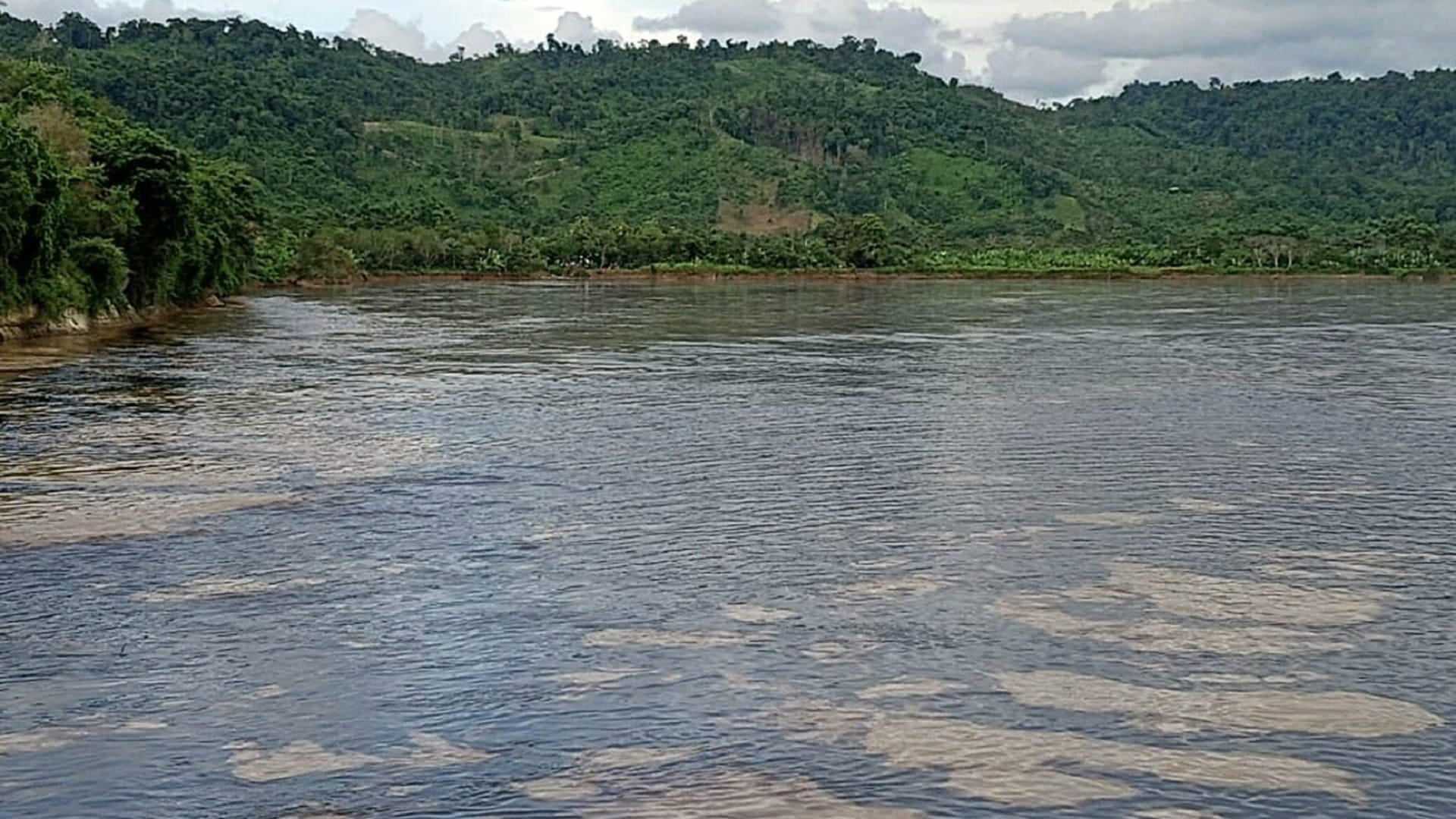 Oil spill in Ecuador river triggers environmental emergency 