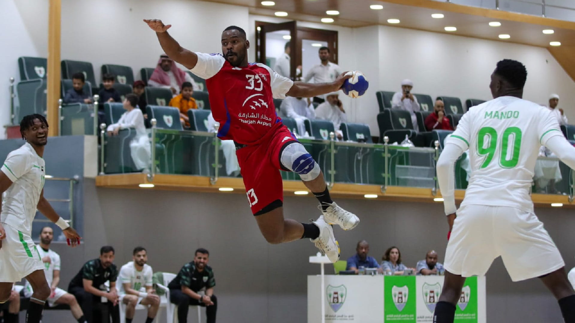 الشارقة يتصدر دوري كرة اليد بفوزه على دبا الحصن 