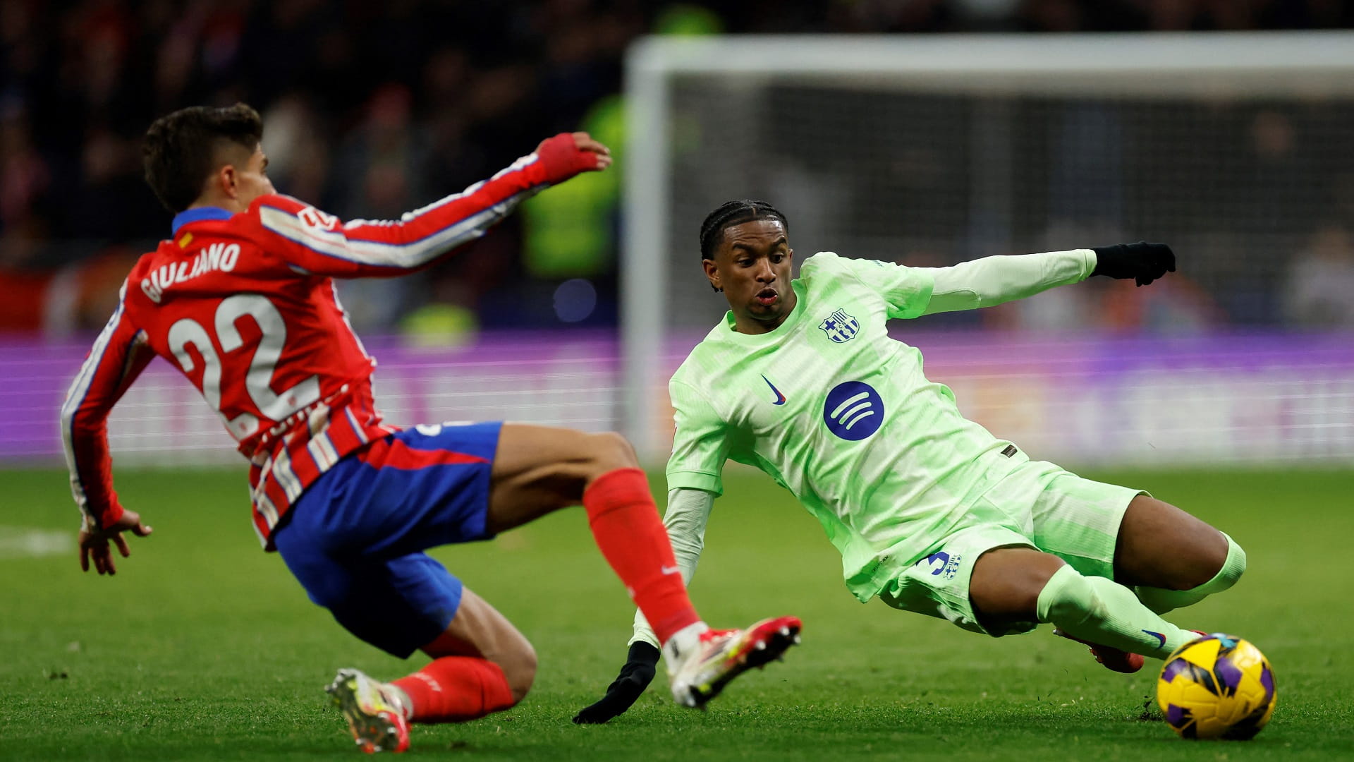 برشلونة يقلب الطاولة على أتلتيكو مدريد في الدوري الإسباني 