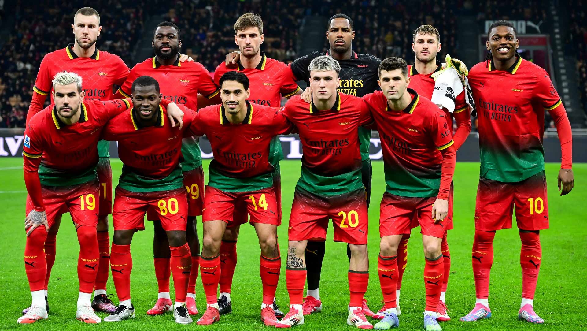 Image for the title: Milan narrowly defeats Como 2-1 in Italian Football League 