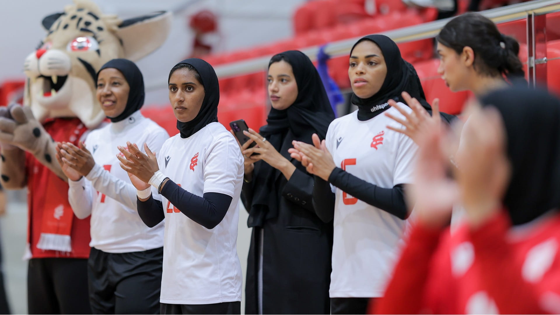 الشارقة الرياضي للمرأة يحسم إياب نهائي دوري السيدات للكرة الطائرة 