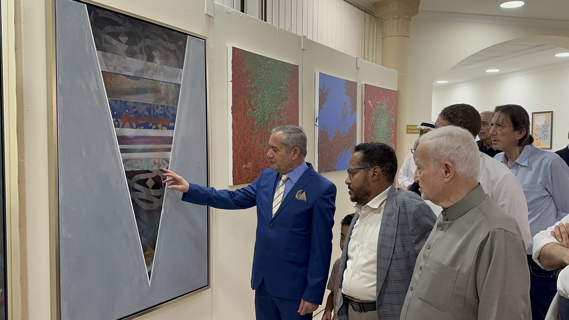 صورة بعنوان: النادي الثقافي العربي بالشارقة يفتتح معرض "معارج الحرْف" 