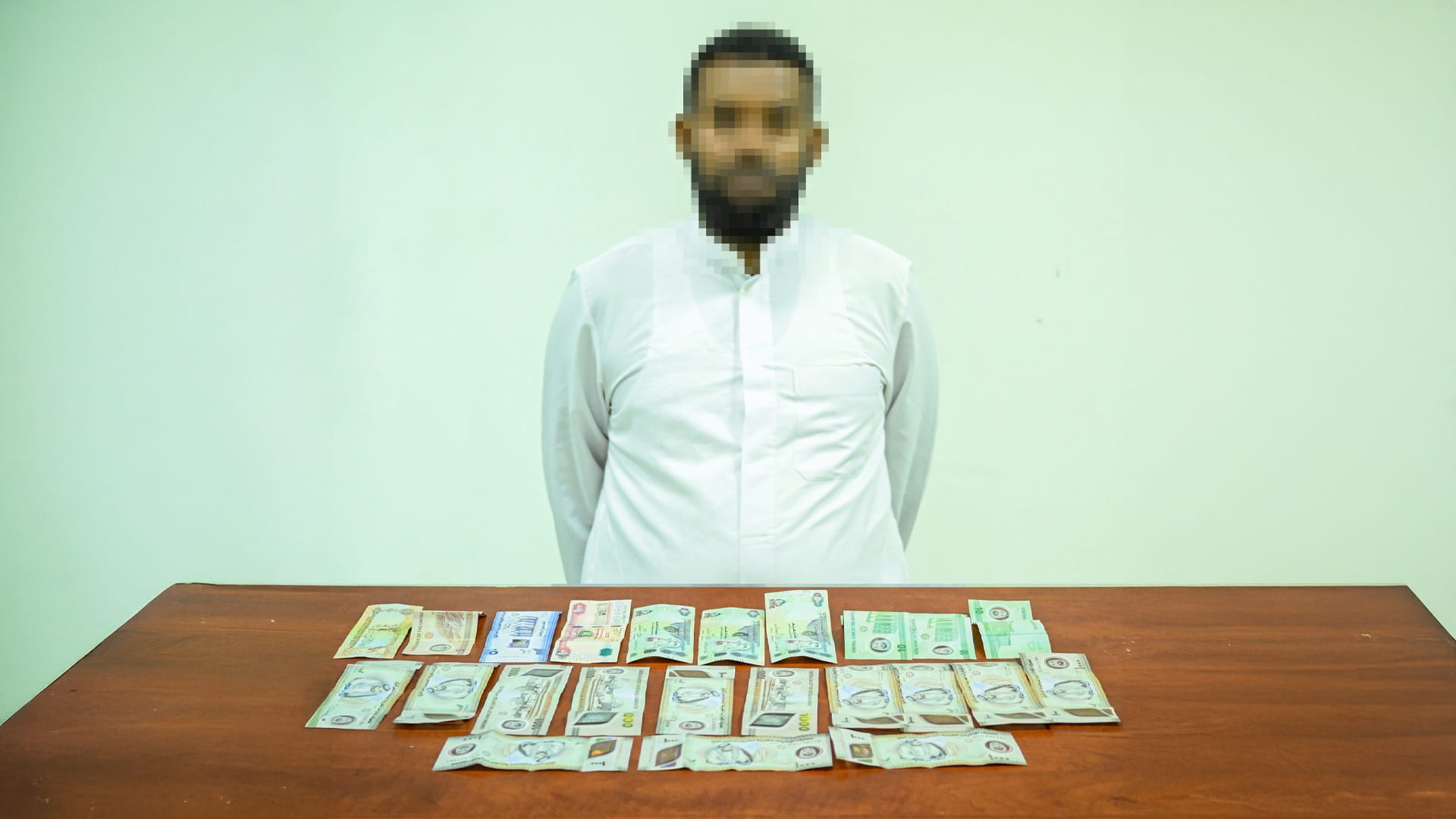 صورة بعنوان: شرطة الشارقة تضبط متسولاً بحوزته 14 ألف درهم جمعها خلال 3 أيام  