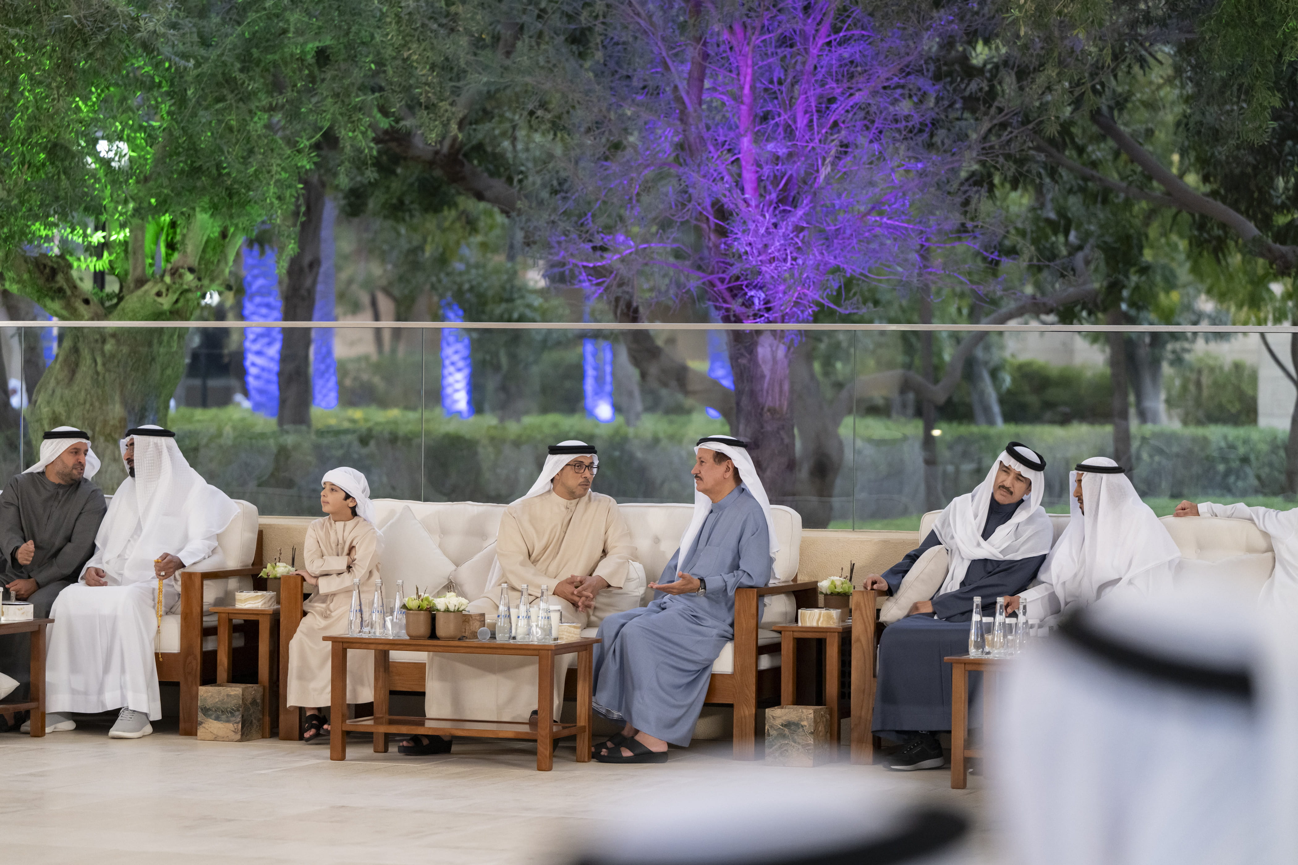 صورة بعنوان: منصور بن زايد يستقبل المواطنين في برزة قصر سموه بأبوظبي 