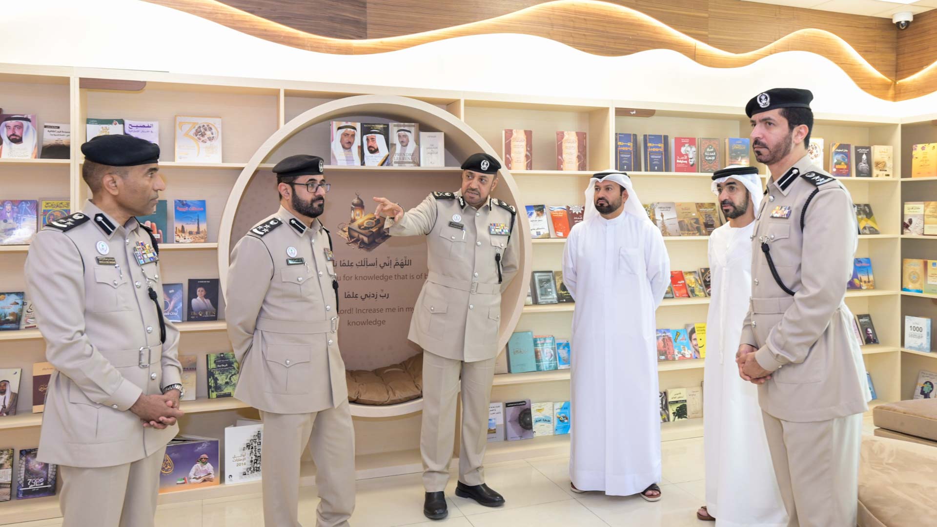 صورة بعنوان: قائد عام شرطة الشارقة يدشن المكتبات الحديثة بالمؤسسة الإصلاحية 