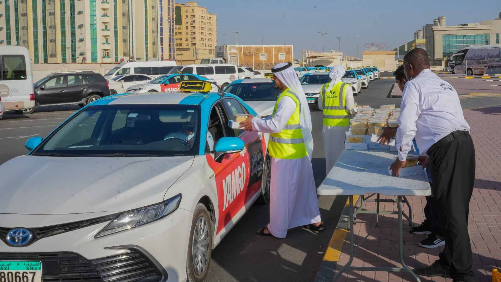 Sharjah Taxi distributes 15,000 Iftar meals to taxi drivers 