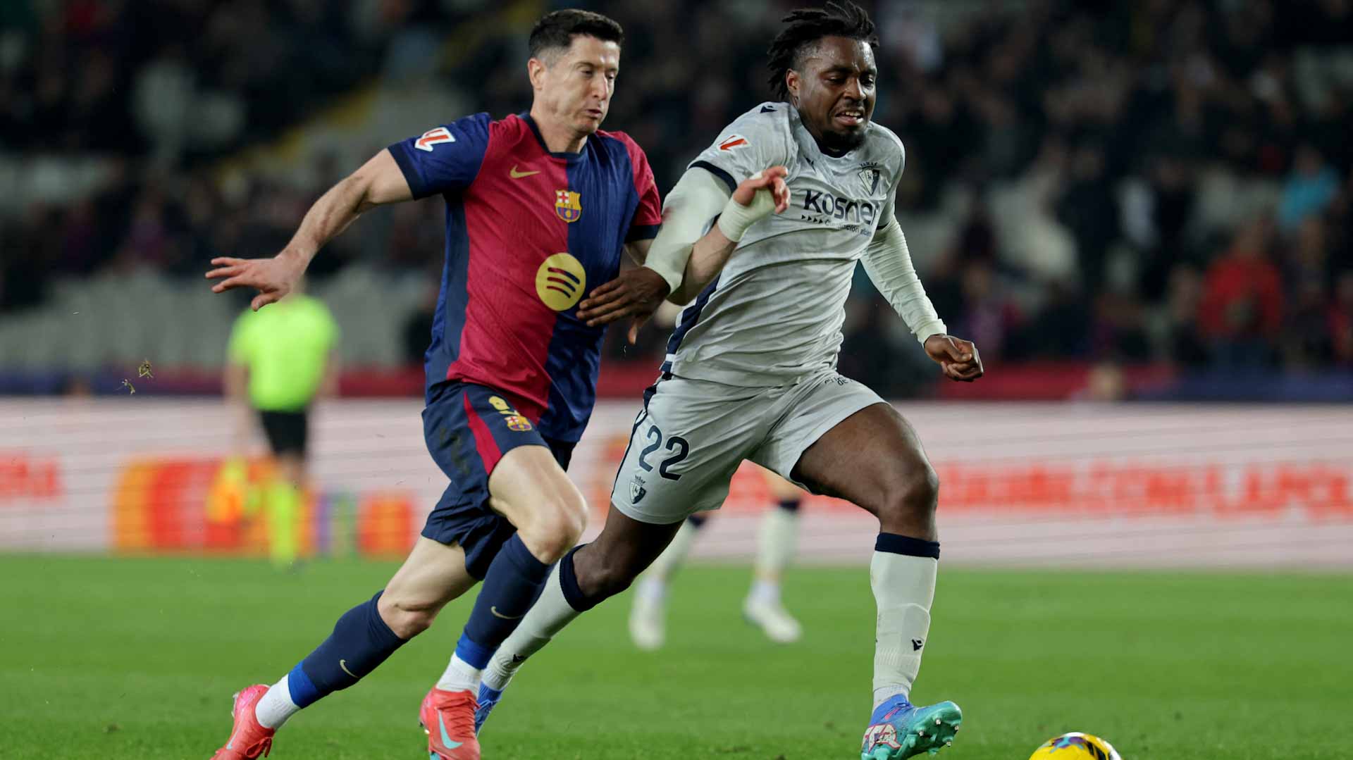 برشلونة يقسو على أوساسونا في الدوري الإسباني لكرة القدم  