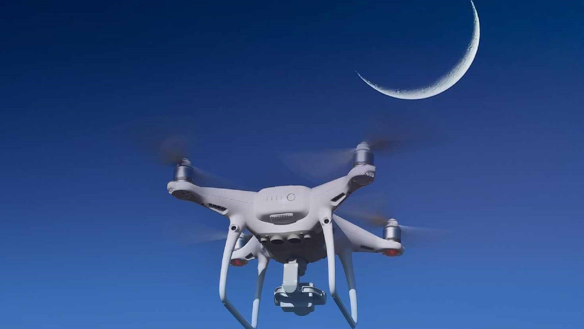 طائرات الدرون والذكاء الاصطناعي لرصد هلال شوال في الإمارات 