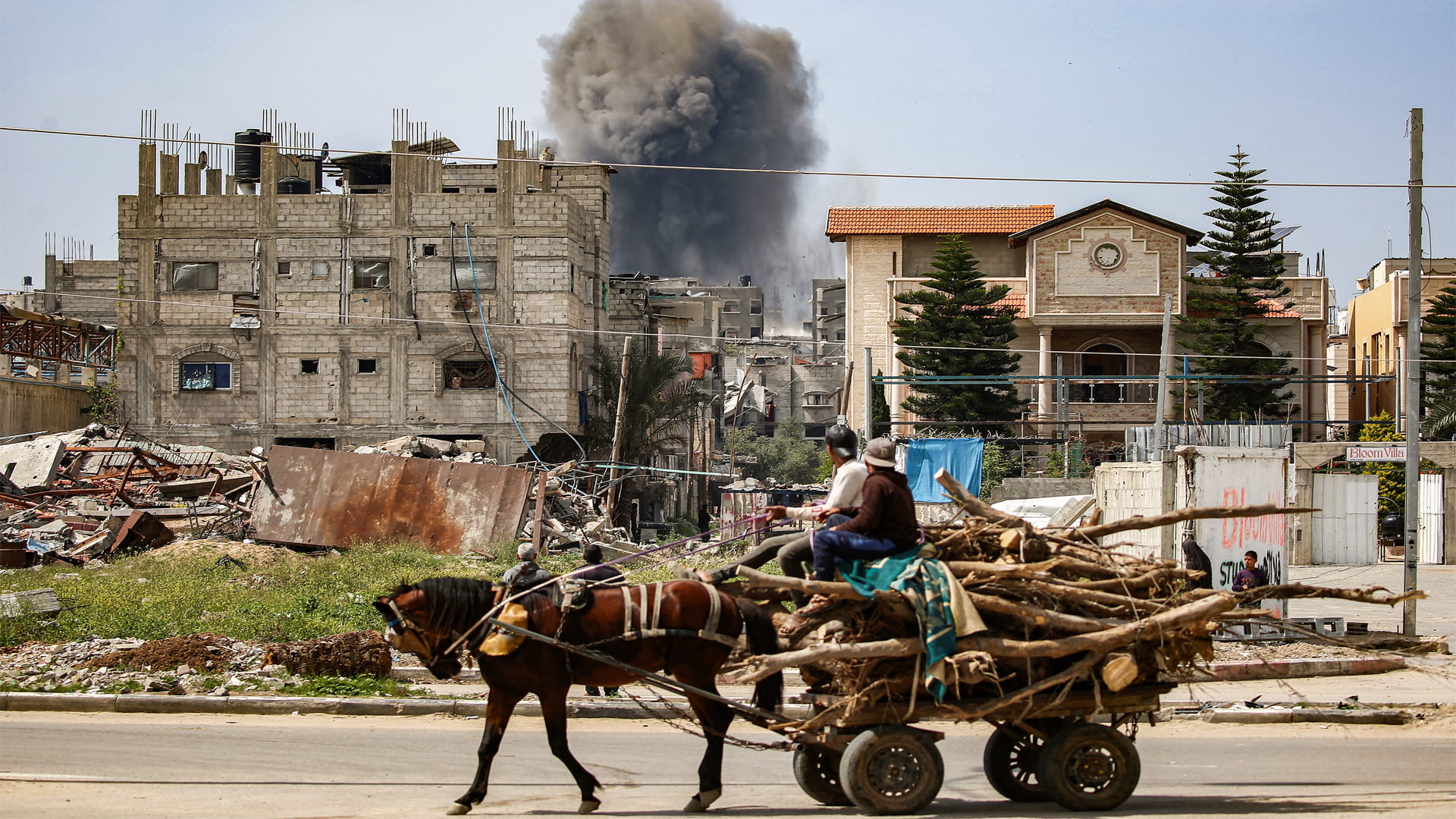 حصيلة ضحايا استئناف القصف الإسرائيلي على غزة ترتفع إلى 921 