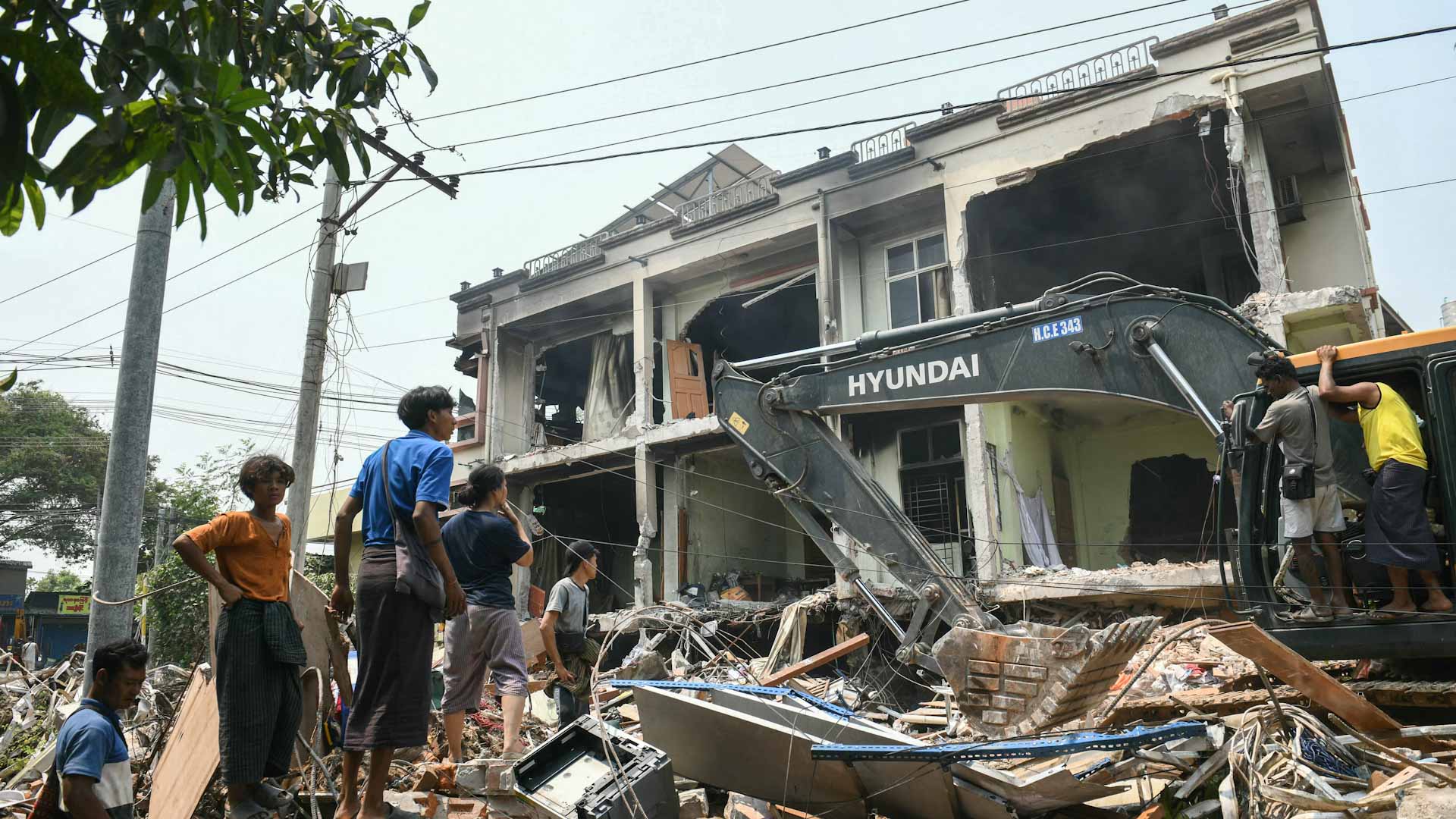 Myanmar quake toll passes 1,000 as rescuers dig for survivors