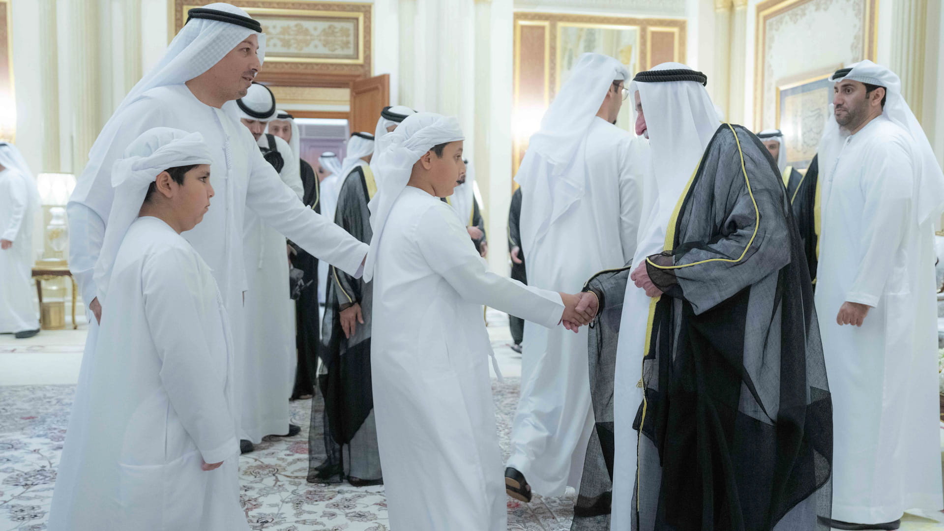 حاكم الشارقة يتقبل تهاني الشيوخ والمسؤولين والمواطنين بعيد الفطر