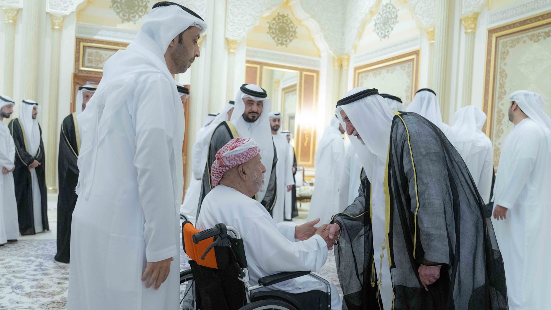 حاكم الشارقة يتقبل تهاني الشيوخ والمسؤولين والمواطنين بعيد الفطر