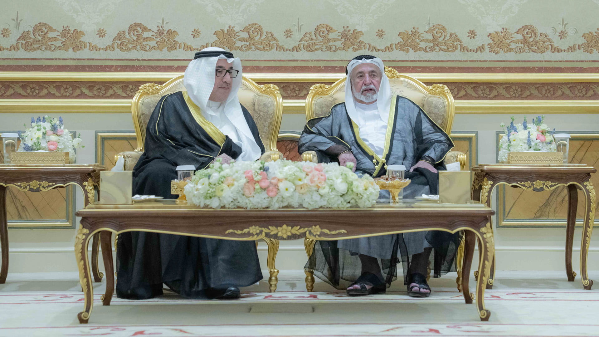 حاكم الشارقة يتقبل تهاني الشيوخ والمسؤولين والمواطنين بعيد الفطر