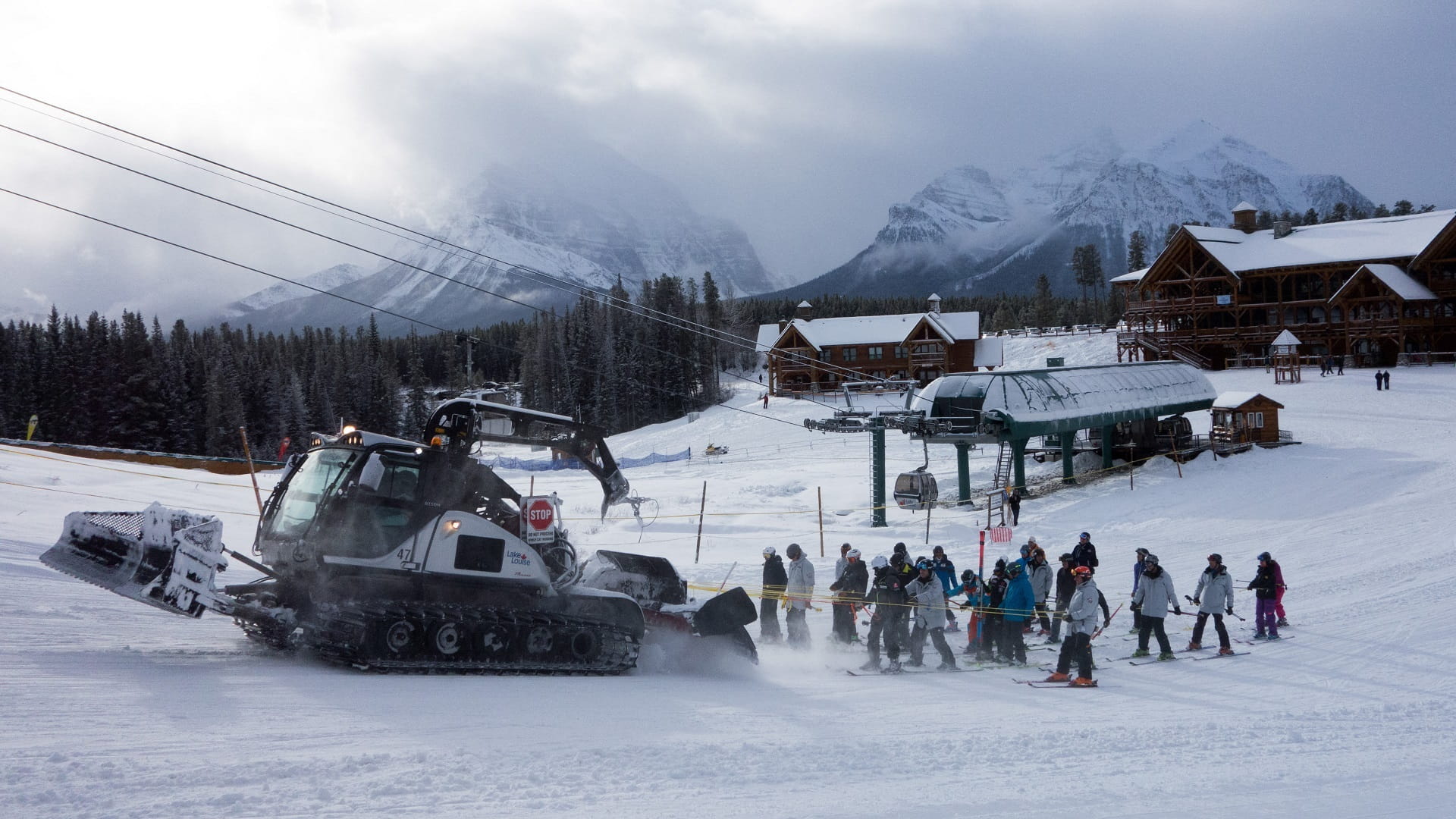 Over 300,000 eastern Canadians face power outage due to ice storm
