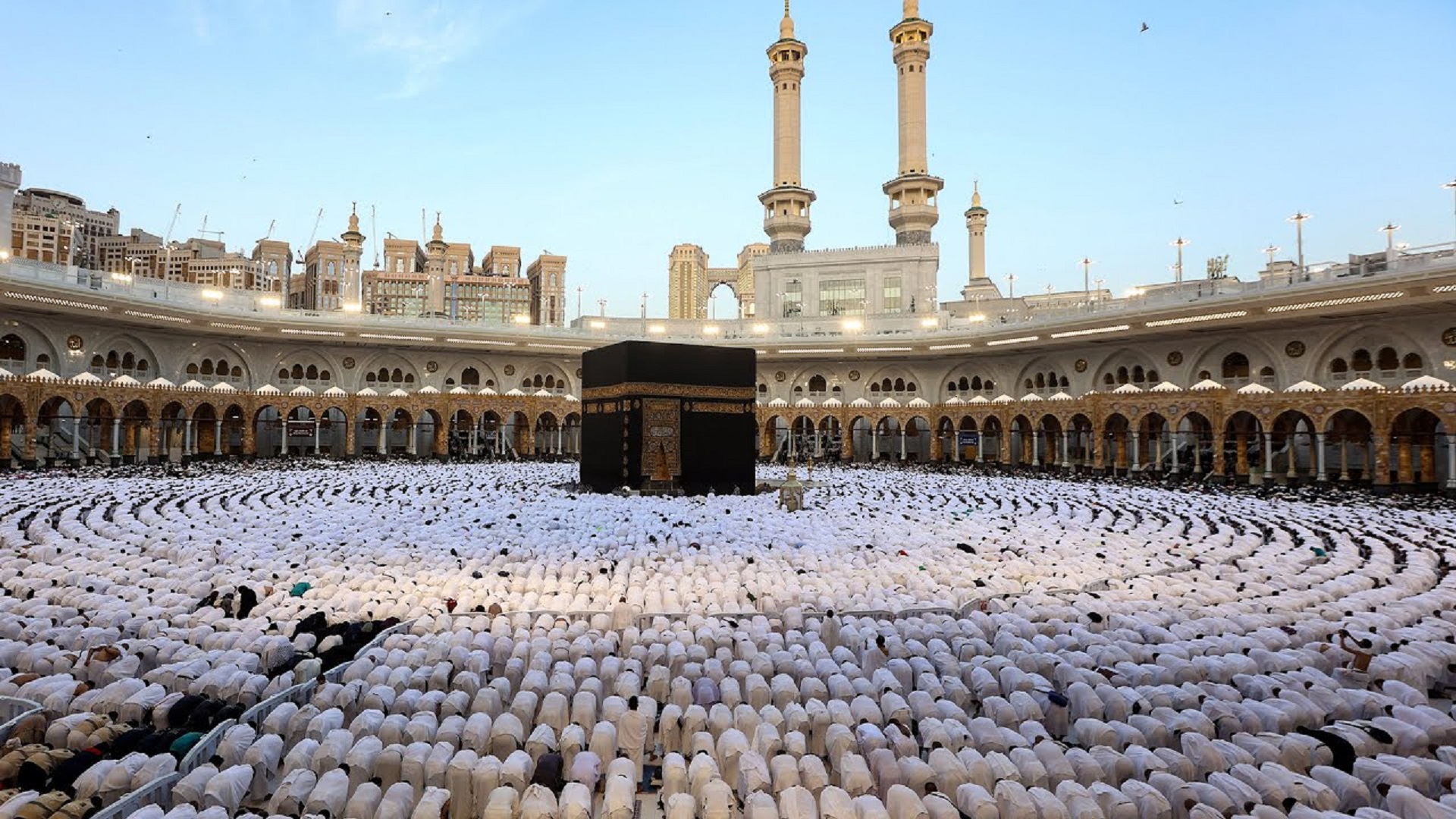 Hundreds of thousands attend Eid prayers at Grand Mosque, Makkah 