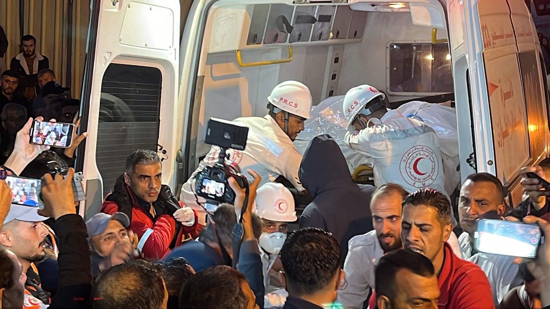 الصليب الأحمر يبدي غضبه بعد استشهاد 8 مسعفين في غزة 