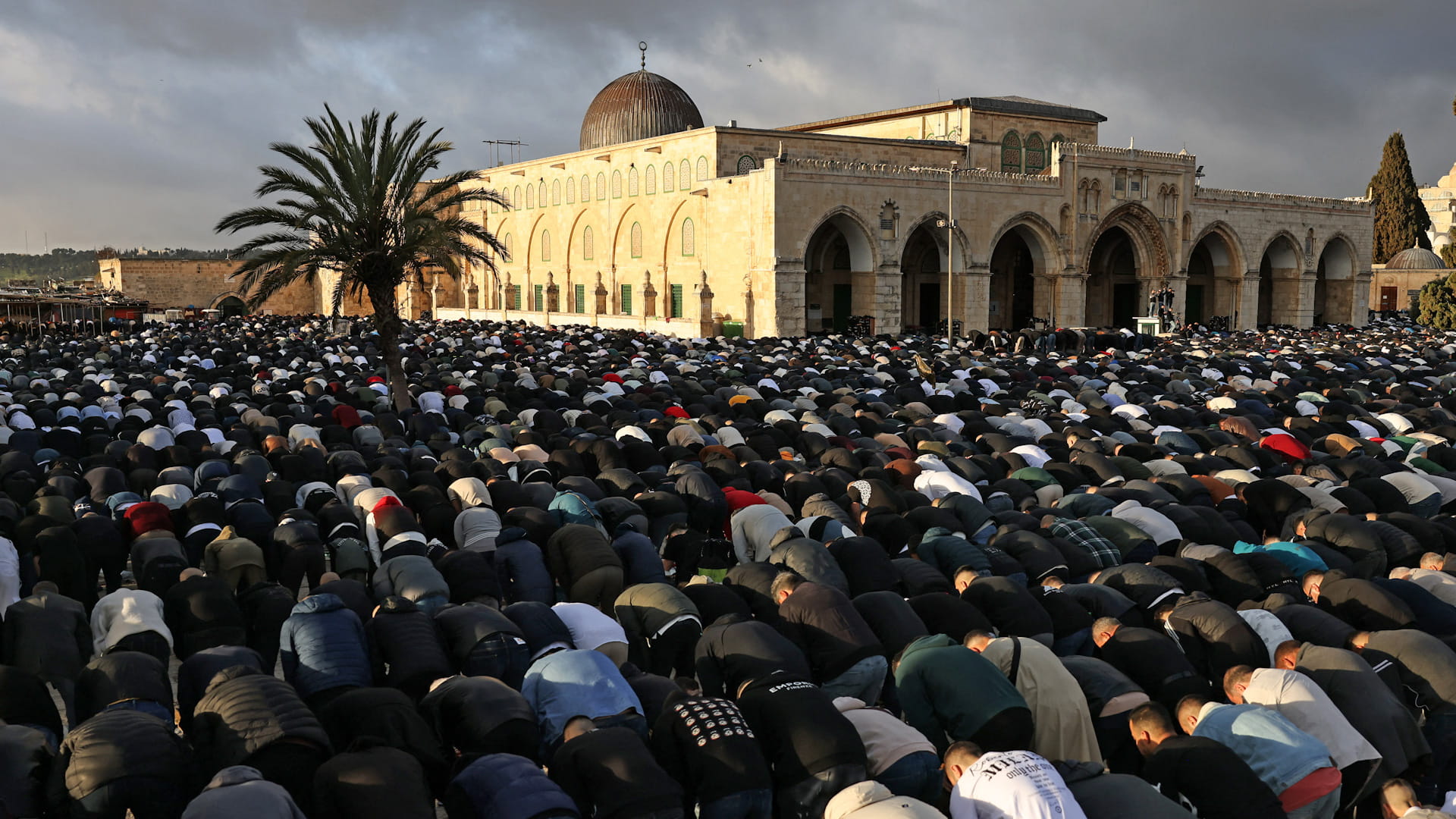120,000 worshippers gather for Eid prayers at Al Aqsa Mosque 