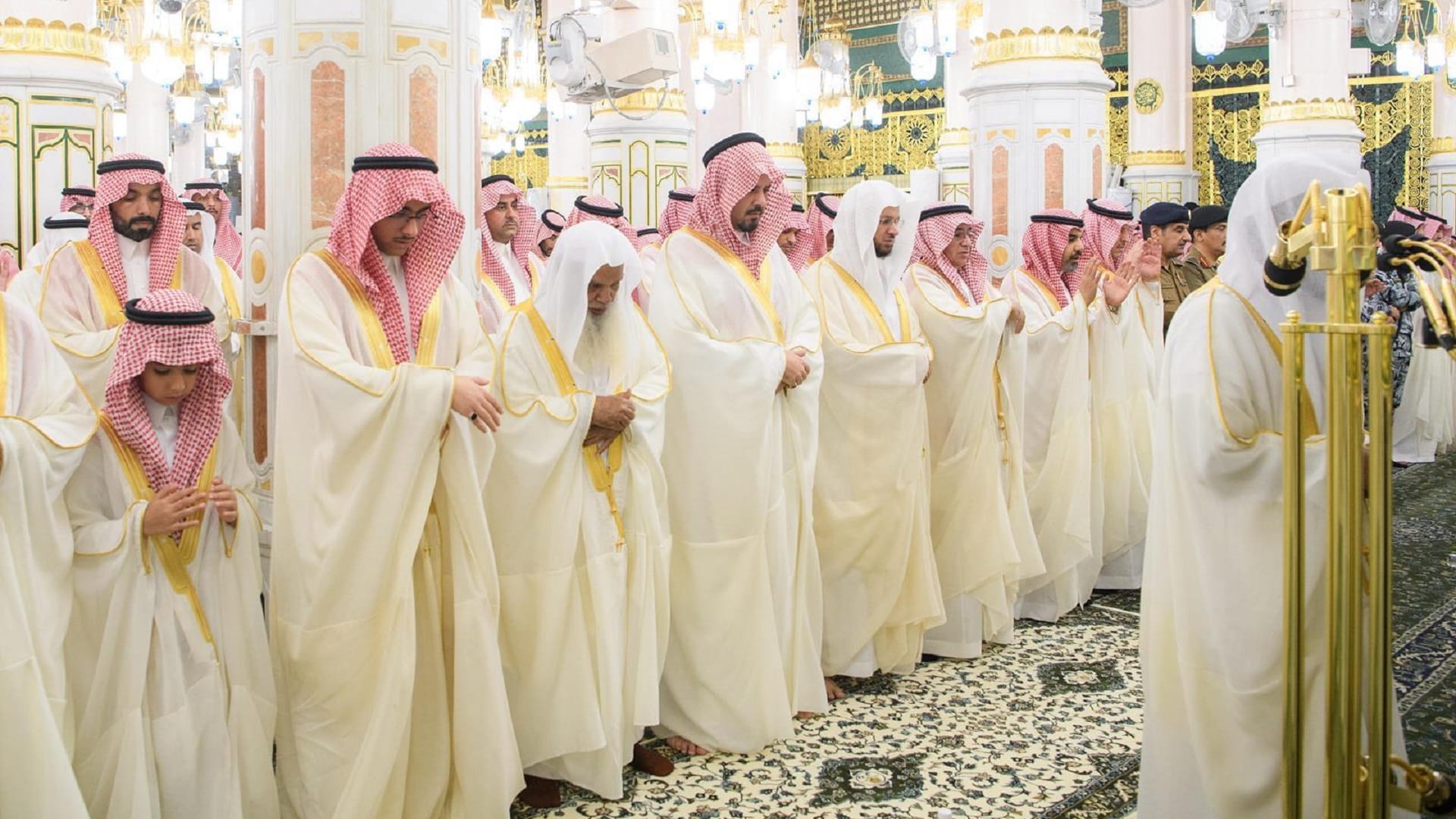 Hundreds of thousands perform Eid prayers at Prophet's Mosque 
