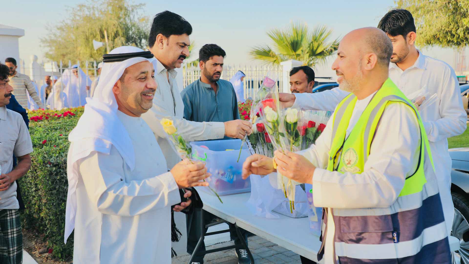 بلدية الحمرية تعايد الأهالي بالورود والهدايا بعد صلاة عيد الفطر 