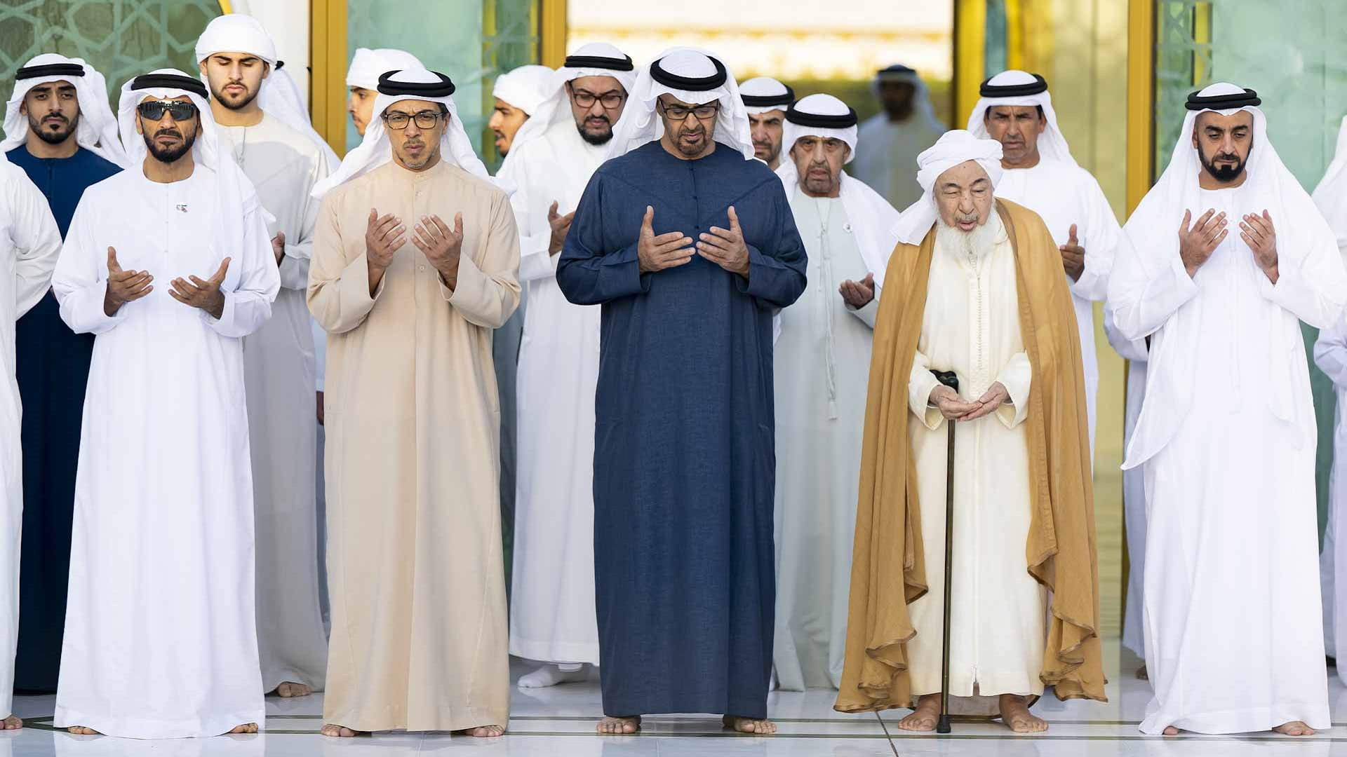 رئيس الدولة يؤدي صلاة عيد الفطر في جامع الشيخ زايد في أبوظبي 
