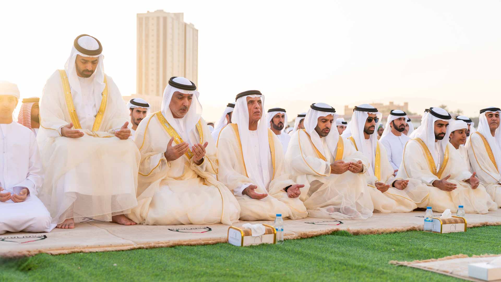 حاكم رأس الخيمة يؤدي صلاة عيد الفطر بمصلى العيد الكبير في خزام 