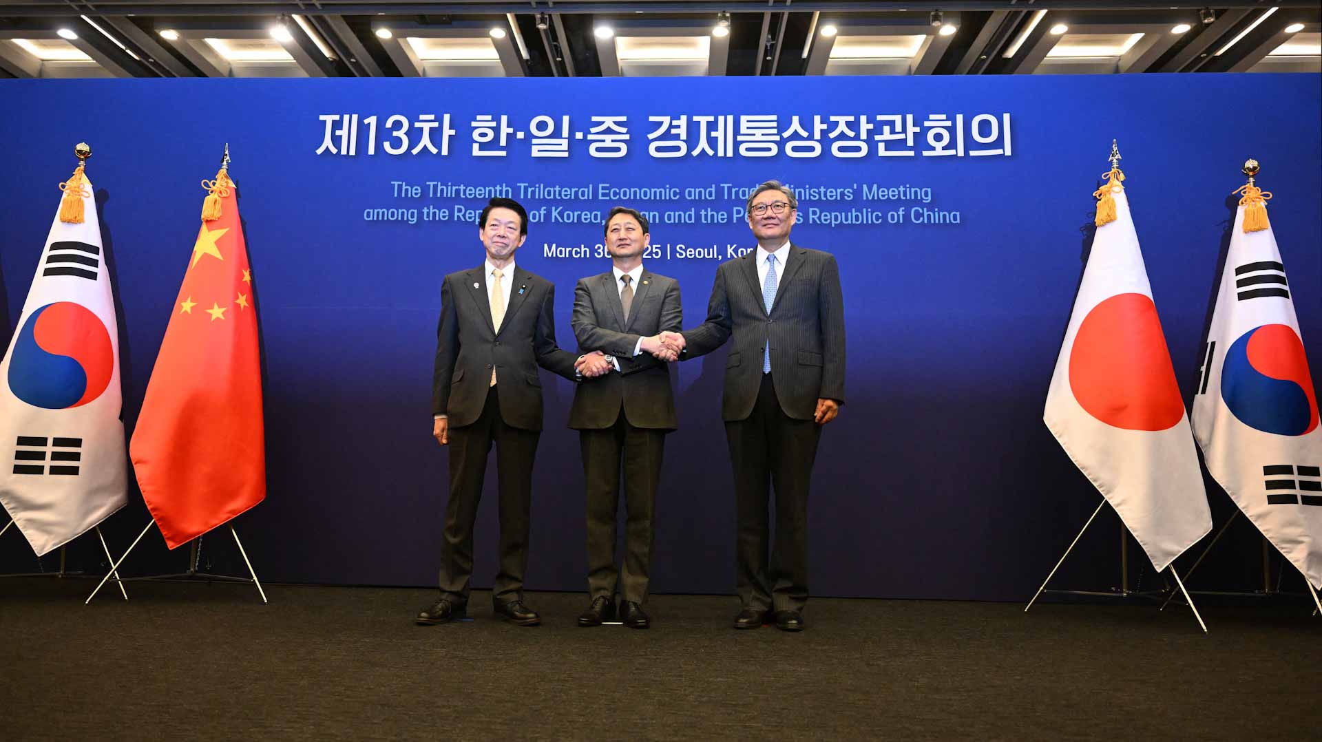  الصين وكوريا الجنوبية واليابان تتفق على تعزيز التجارة الحرة