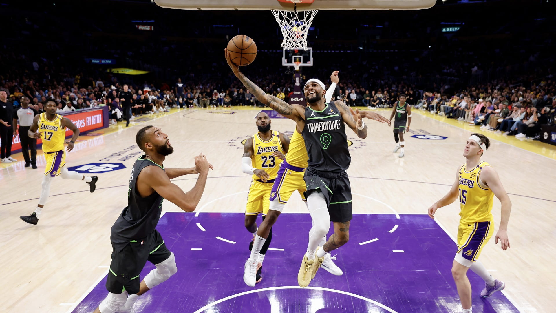 مينيسوتا يتأهل لنصف نهائي المنطقة الغربية في دوري السلة الأميركي 