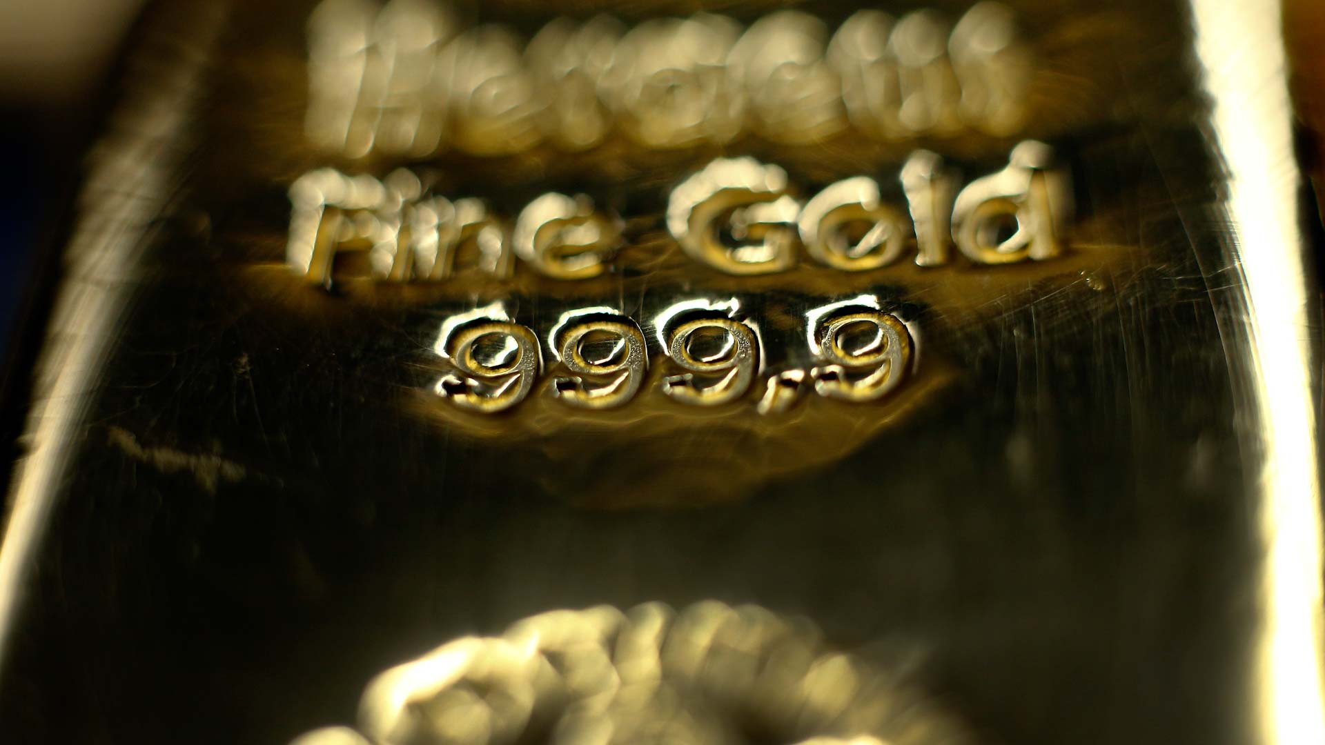 صورة بعنوان: الذهب يتراجع بفعل قوة الدولار والنفط يستقر بعد خسائر حادة 