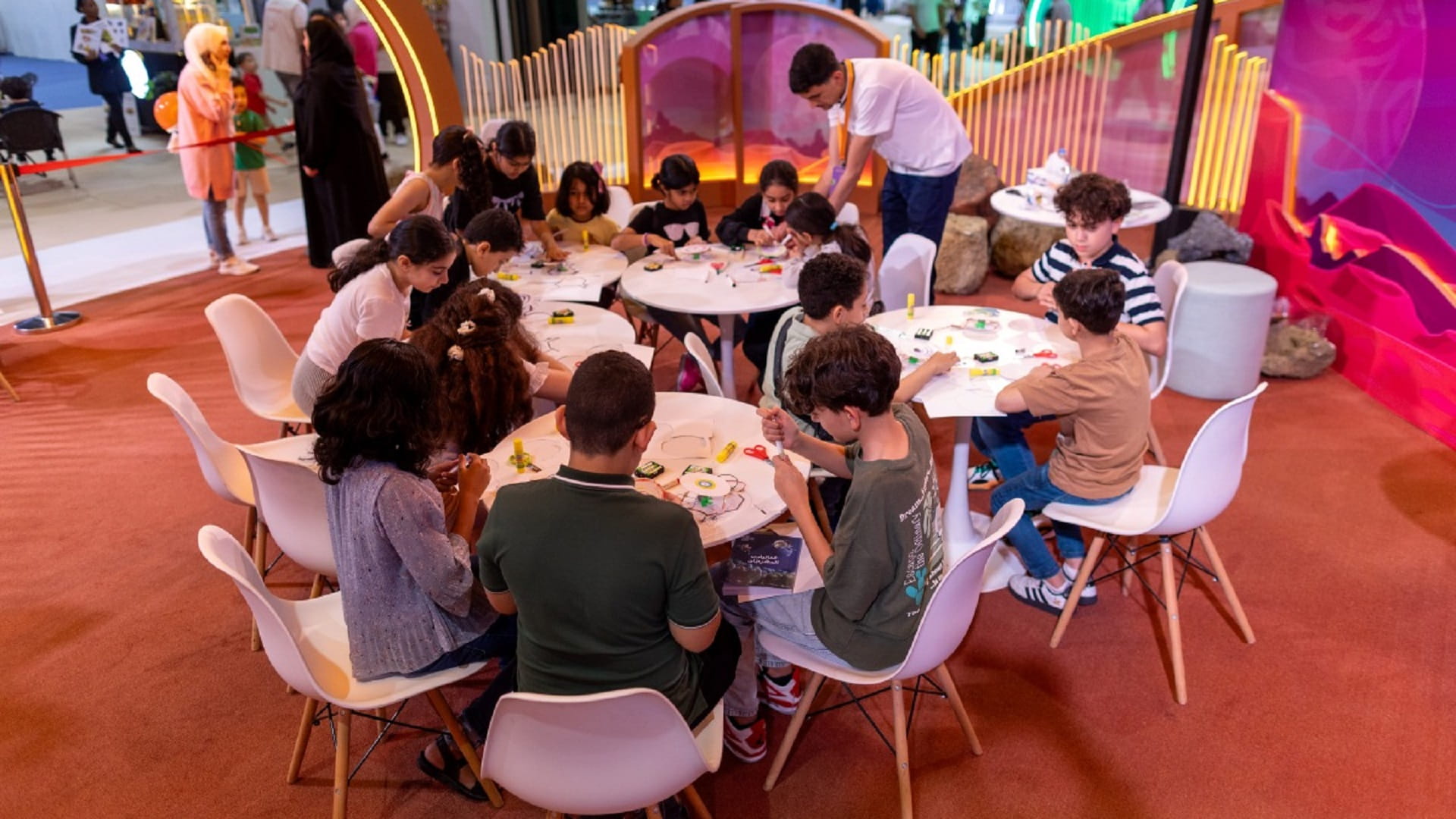 بالشارقة.. "الروبوتات الدوارة" تدهش الأطفال وتعزز شغفهم بالمعرفة  