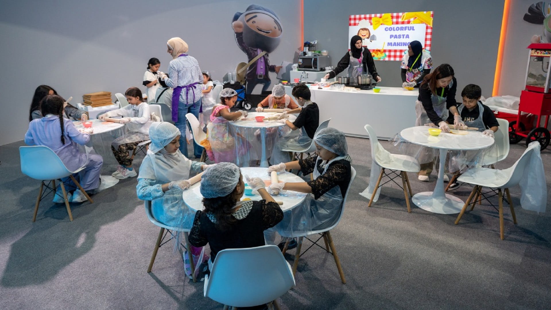 أطفال "الشارقة القرائي" يعدون الباستا في ورشة طهي تفاعلية  