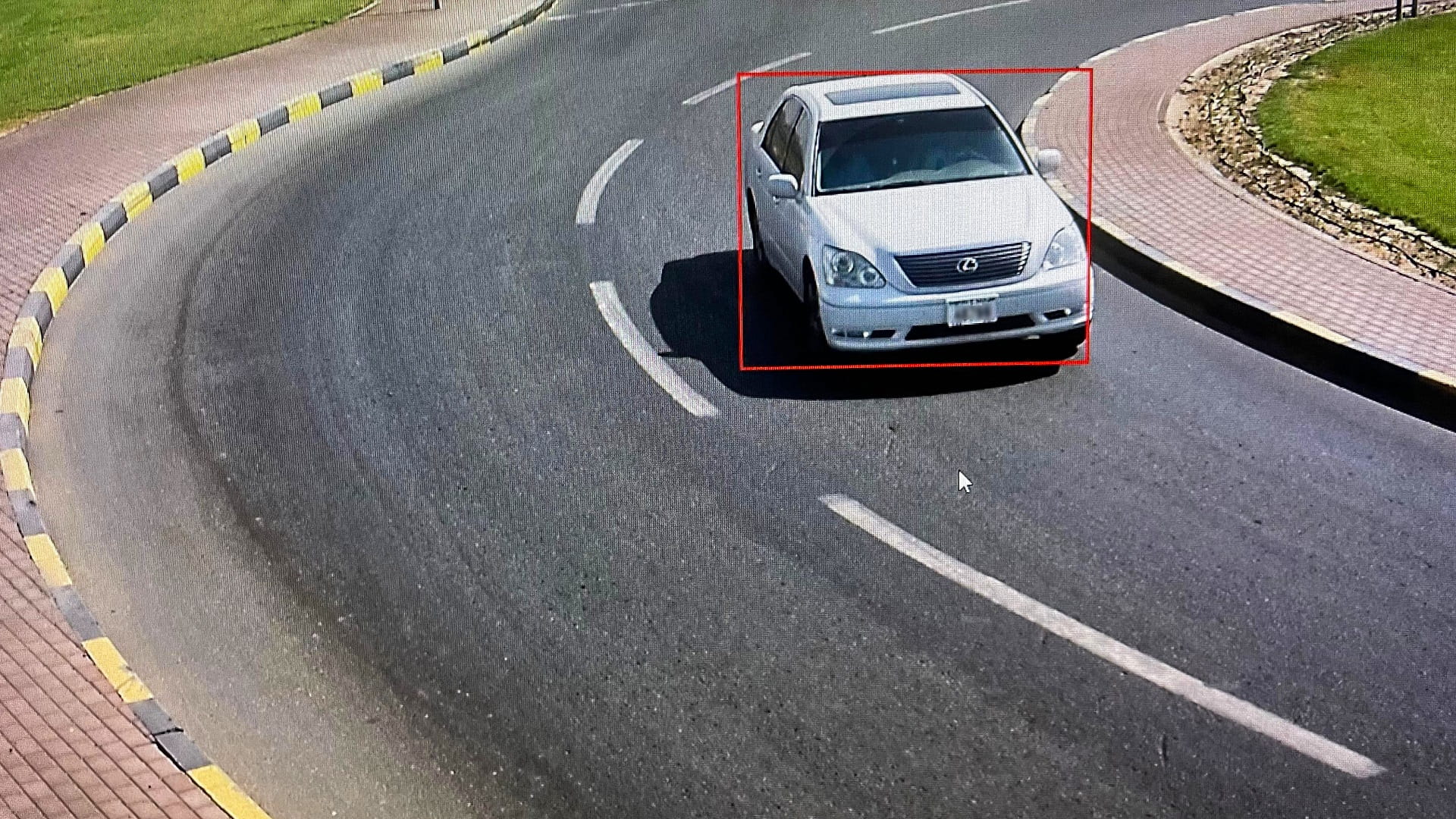 شرطة الشارقة تضبط سائقاً استخدم لوحات مزورة وارتكب 137 مخالفة  