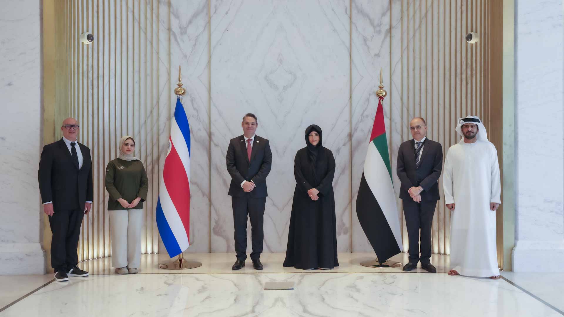 لطيفة بنت محمد تلتقي وزير الثقافة والشباب في كوستاريكا