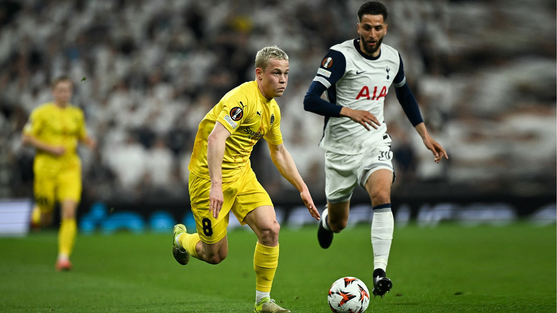 توتنهام يضع قدماً في نهائي الدوري الأوروبي 