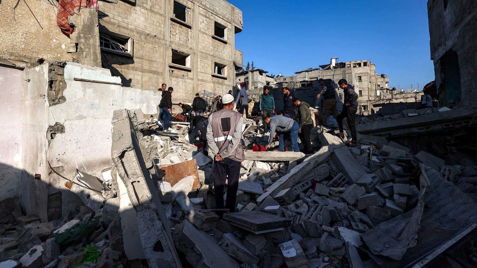 في ضربة إسرائيلية... الدفاع المدني في غزة يعلن استشهاد 11 شخصاً 